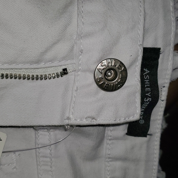 Shorts - Picture 4 of 5